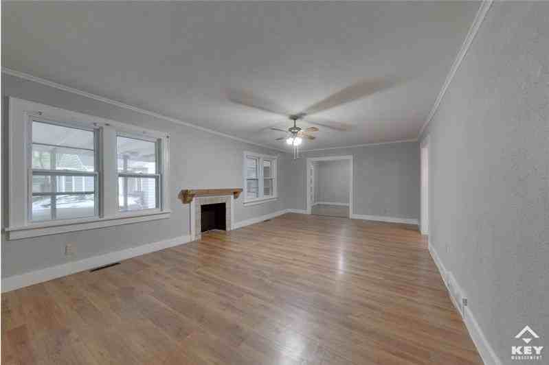 705 S Pershing St - Photo 2 of 19