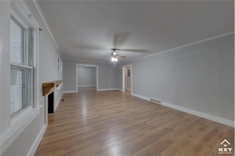 705 S Pershing St - Photo 3 of 19