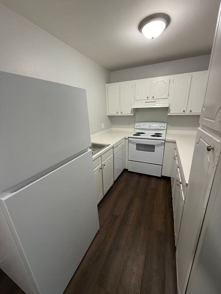 Courtyard Apartment Homes - Photo 4 of 11