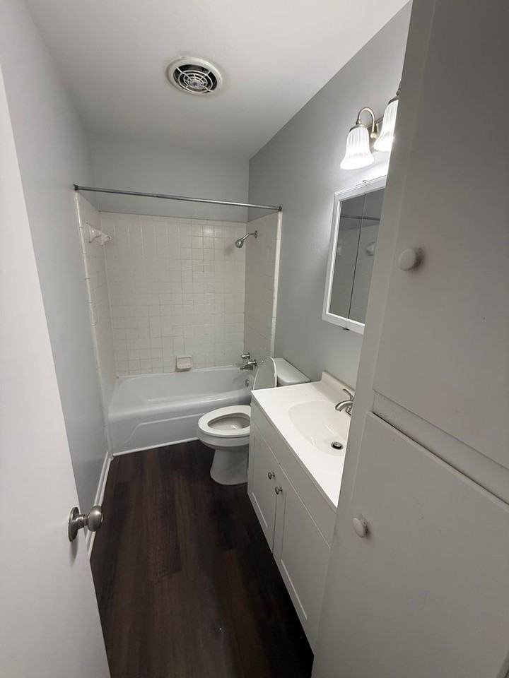 Courtyard Apartment Homes - Photo 5 of 11