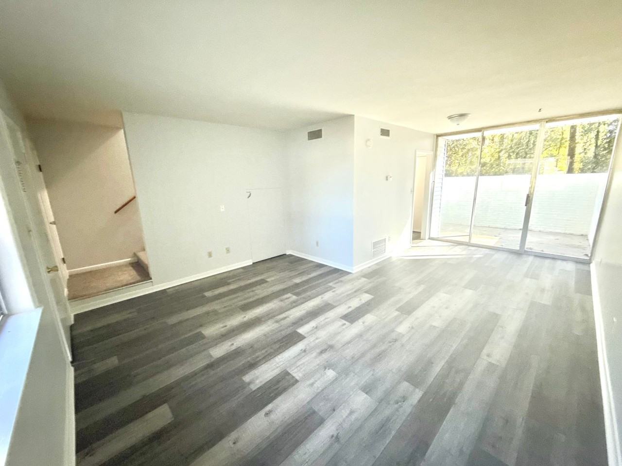 Courtyard Apartment Homes - Photo 7 of 10