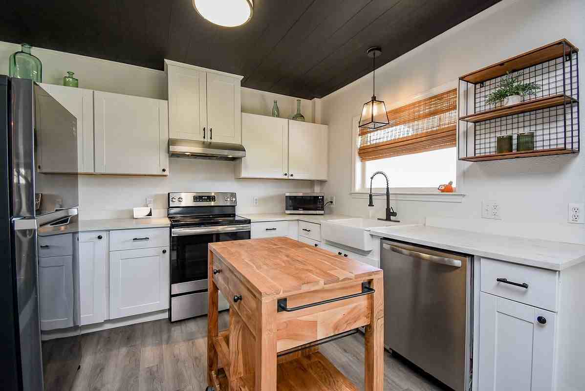 2749 W Bayshore Dr - Photo 3 of 15