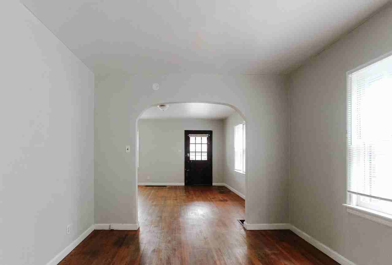 1522 W Jackson St - Photo 4 of 16