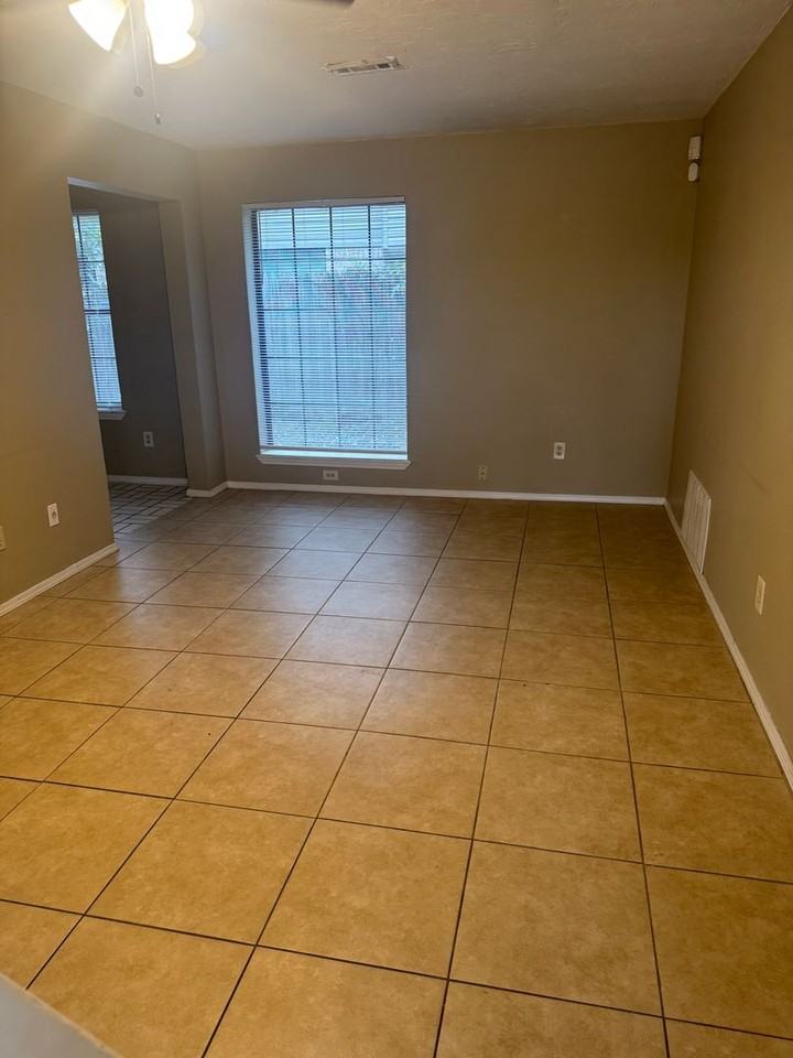 1128 N Eagle Ln - Photo 2 of 22