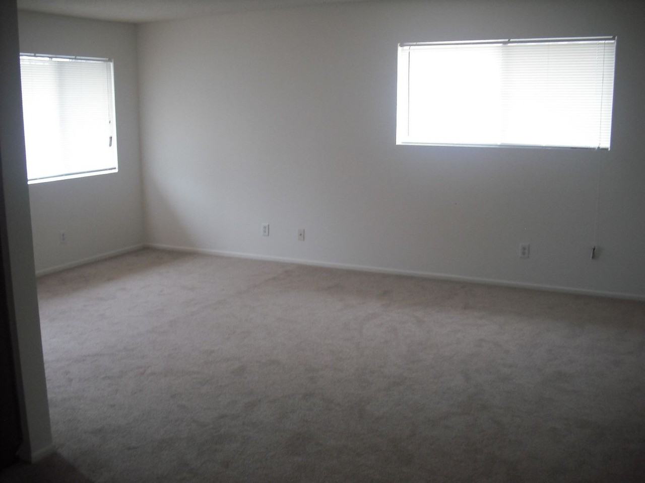 2560 Sextant Ave - Photo 5 of 8