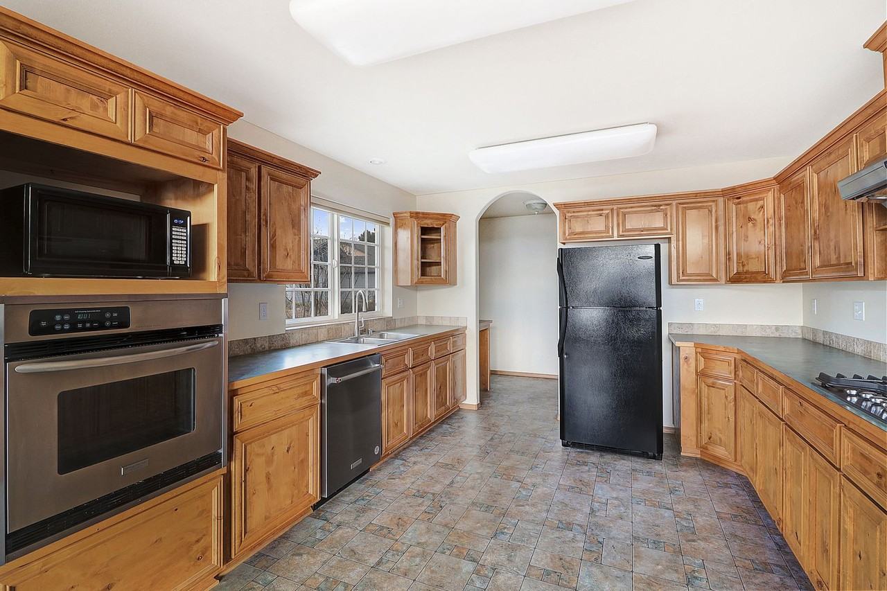 1110 Landing Cir - Photo 5 of 19