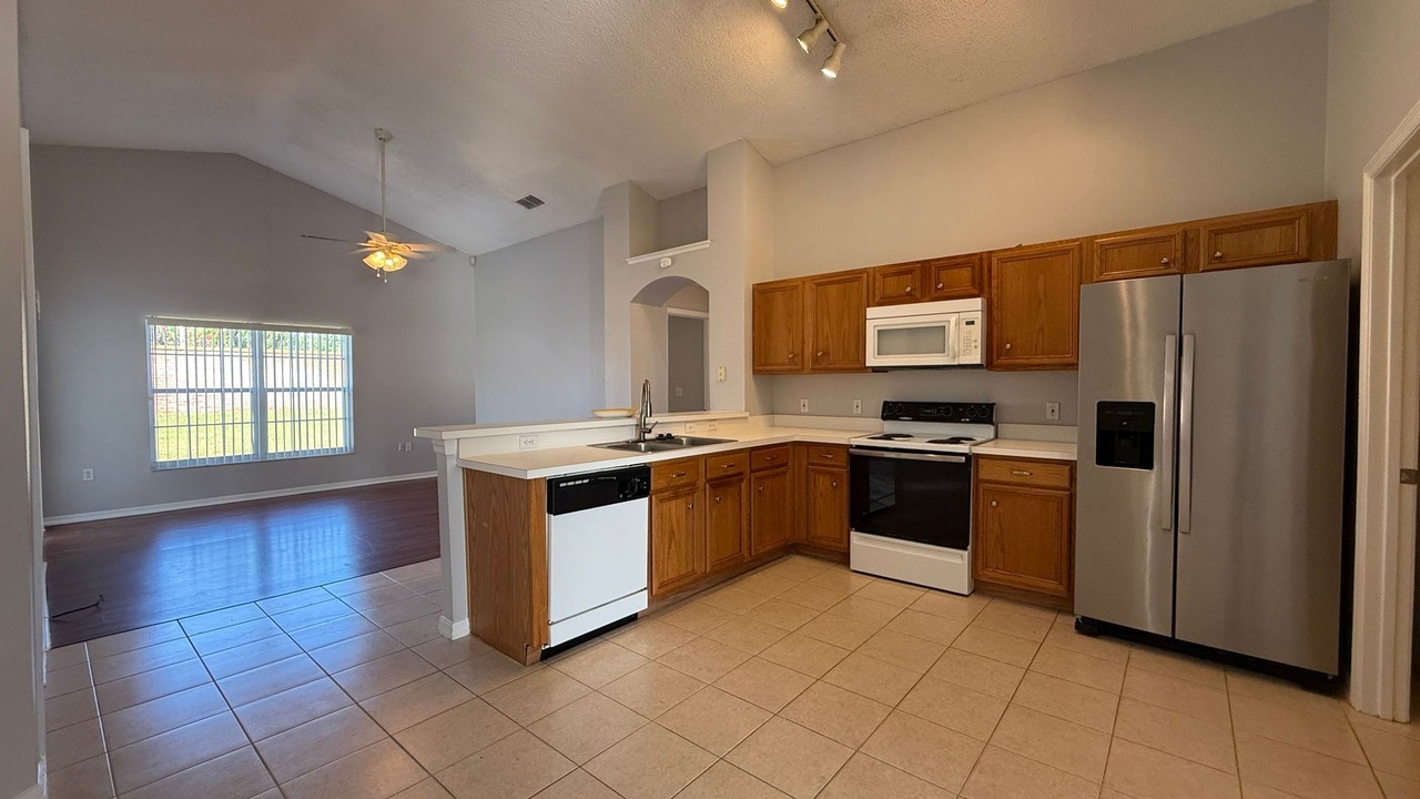 7965 Golden Pond Ct - Photo 4 of 40