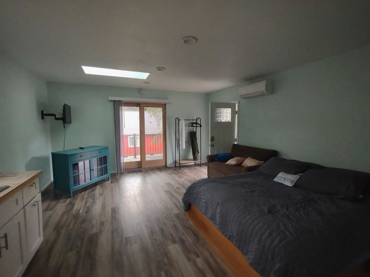 186 Ocean Blvd - Photo 2 of 16