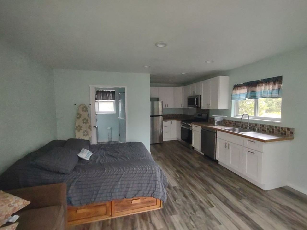 186 Ocean Blvd - Photo 3 of 16