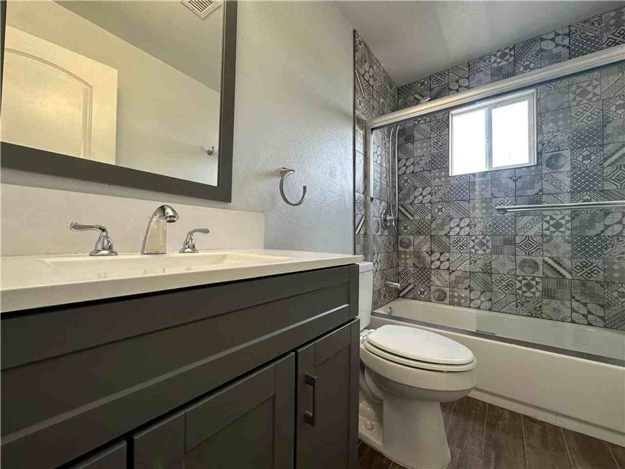 625 N 11th St #C - Photo 7 of 16