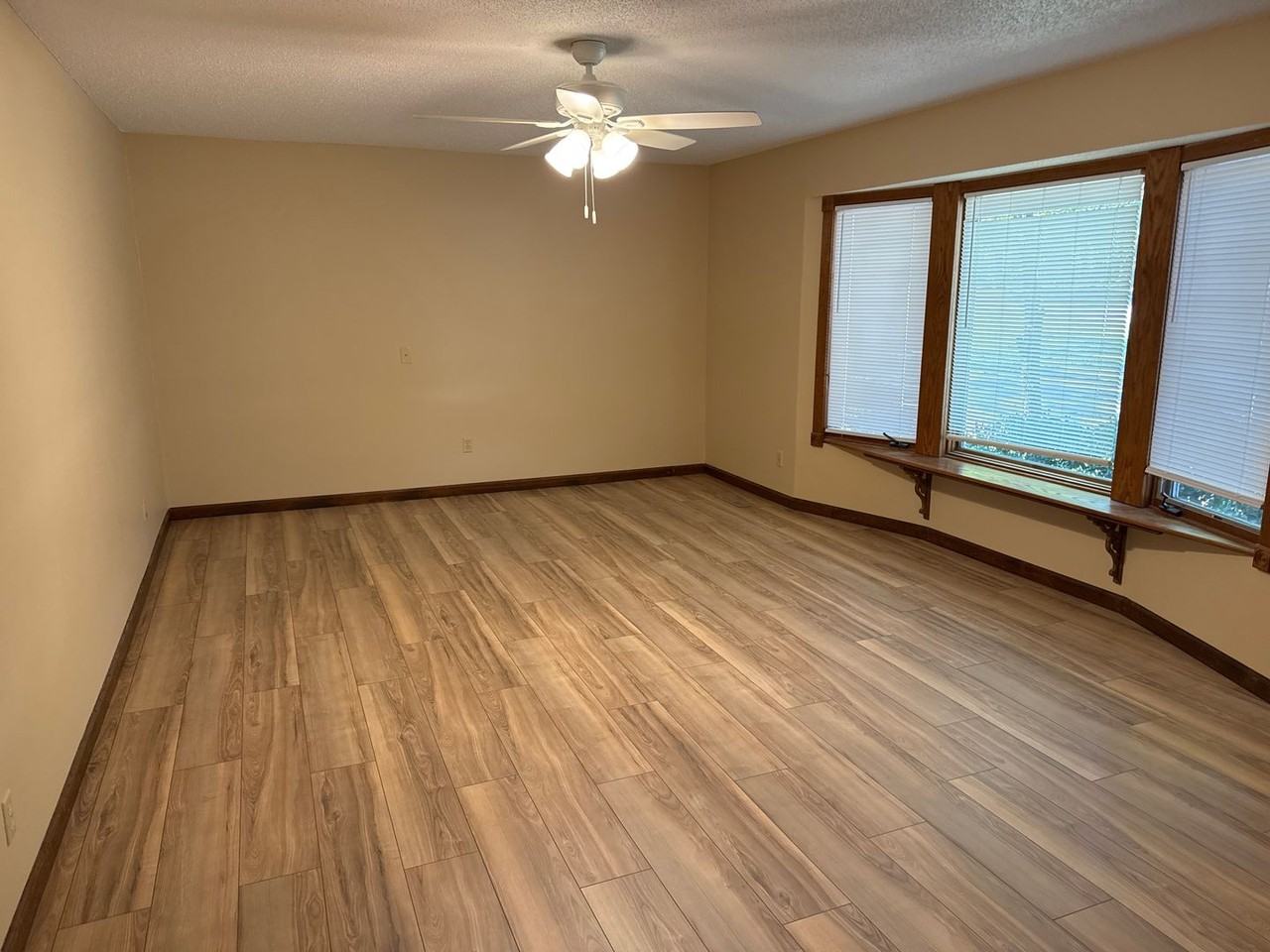 2566 S Brandon Ave - Photo 5 of 22