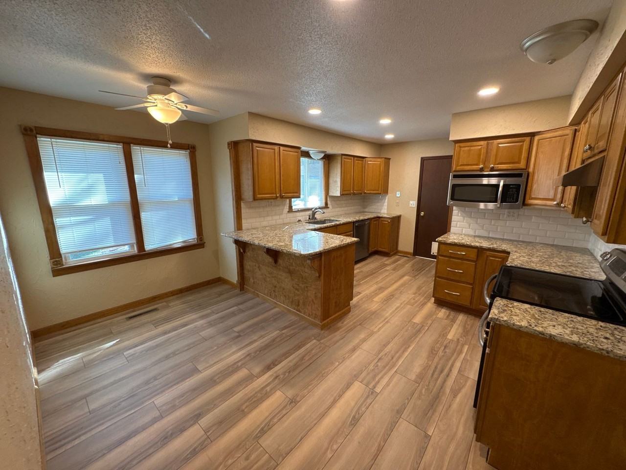 2566 S Brandon Ave - Photo 7 of 22