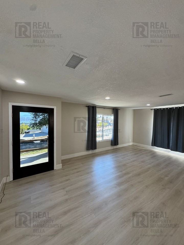15159 Darnell Dr - Photo 2 of 32