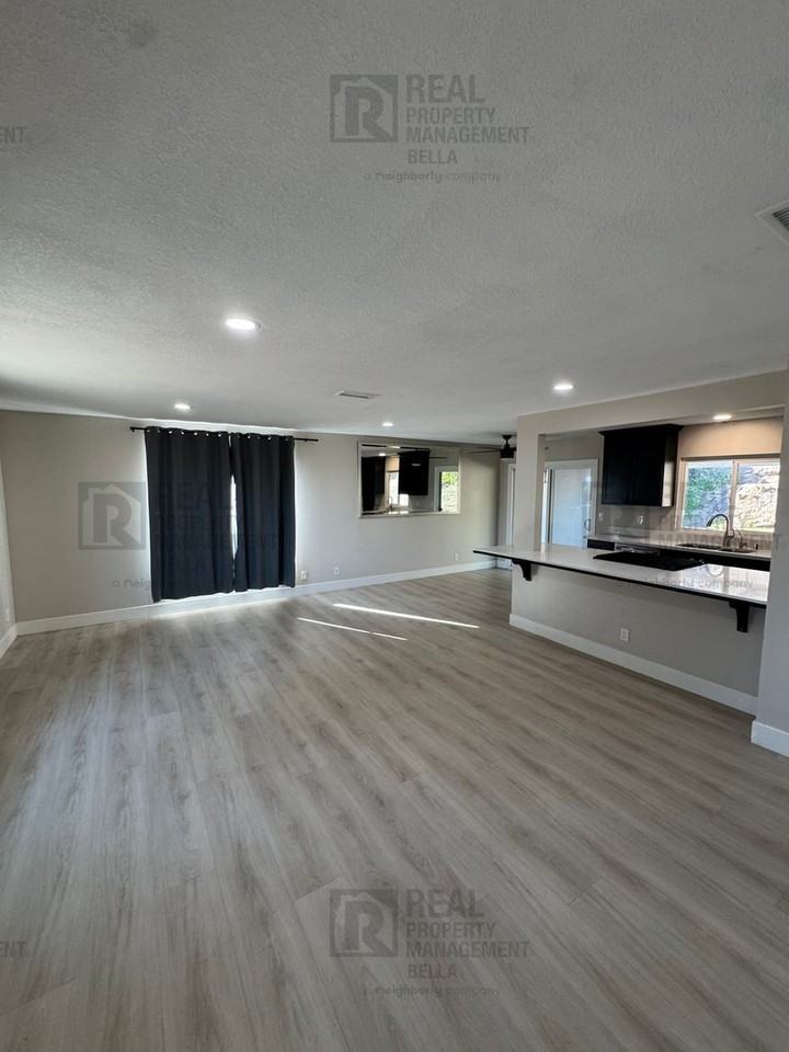15159 Darnell Dr - Photo 3 of 32