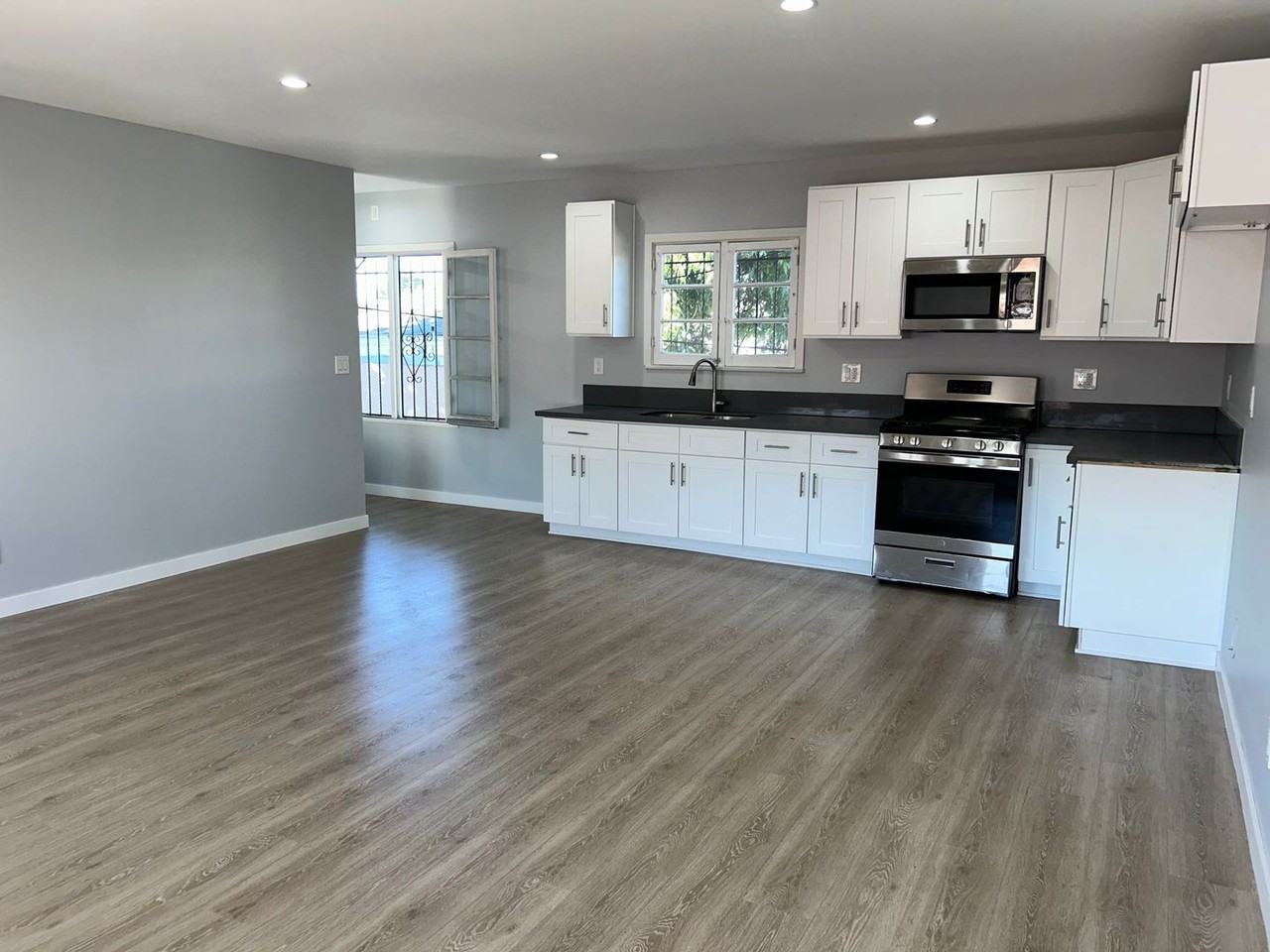 531 1/2 W 56th St - Photo 3 of 9