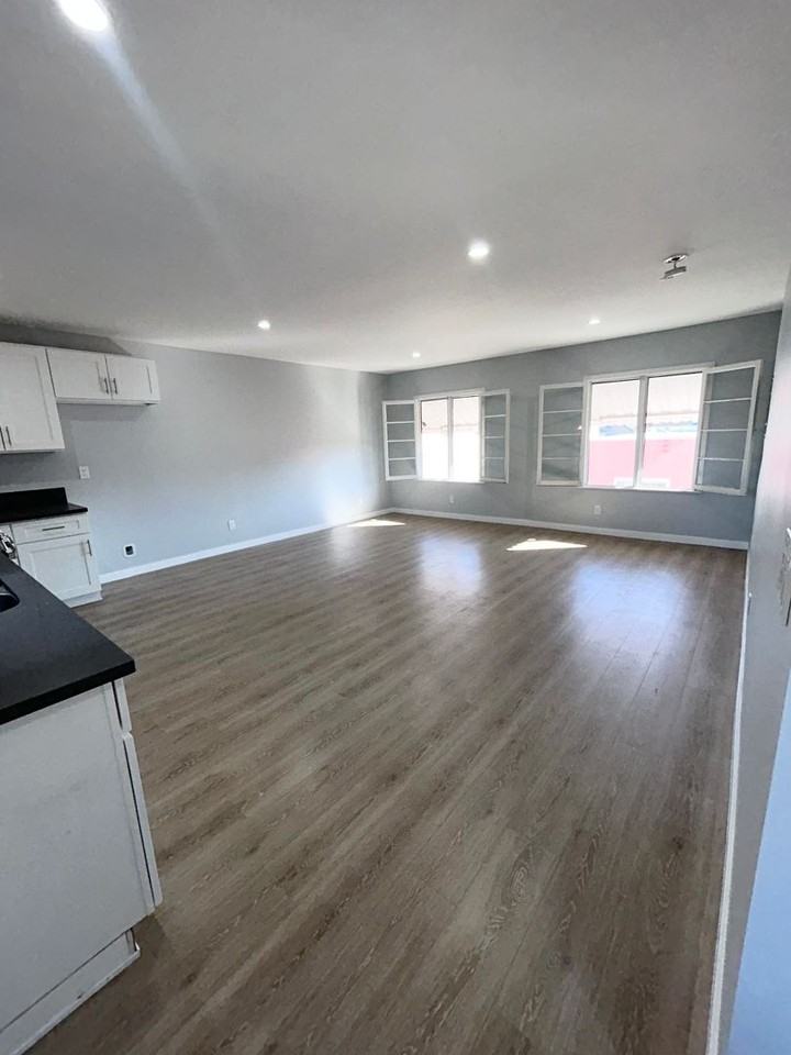 531 1/2 W 56th St - Photo 4 of 9