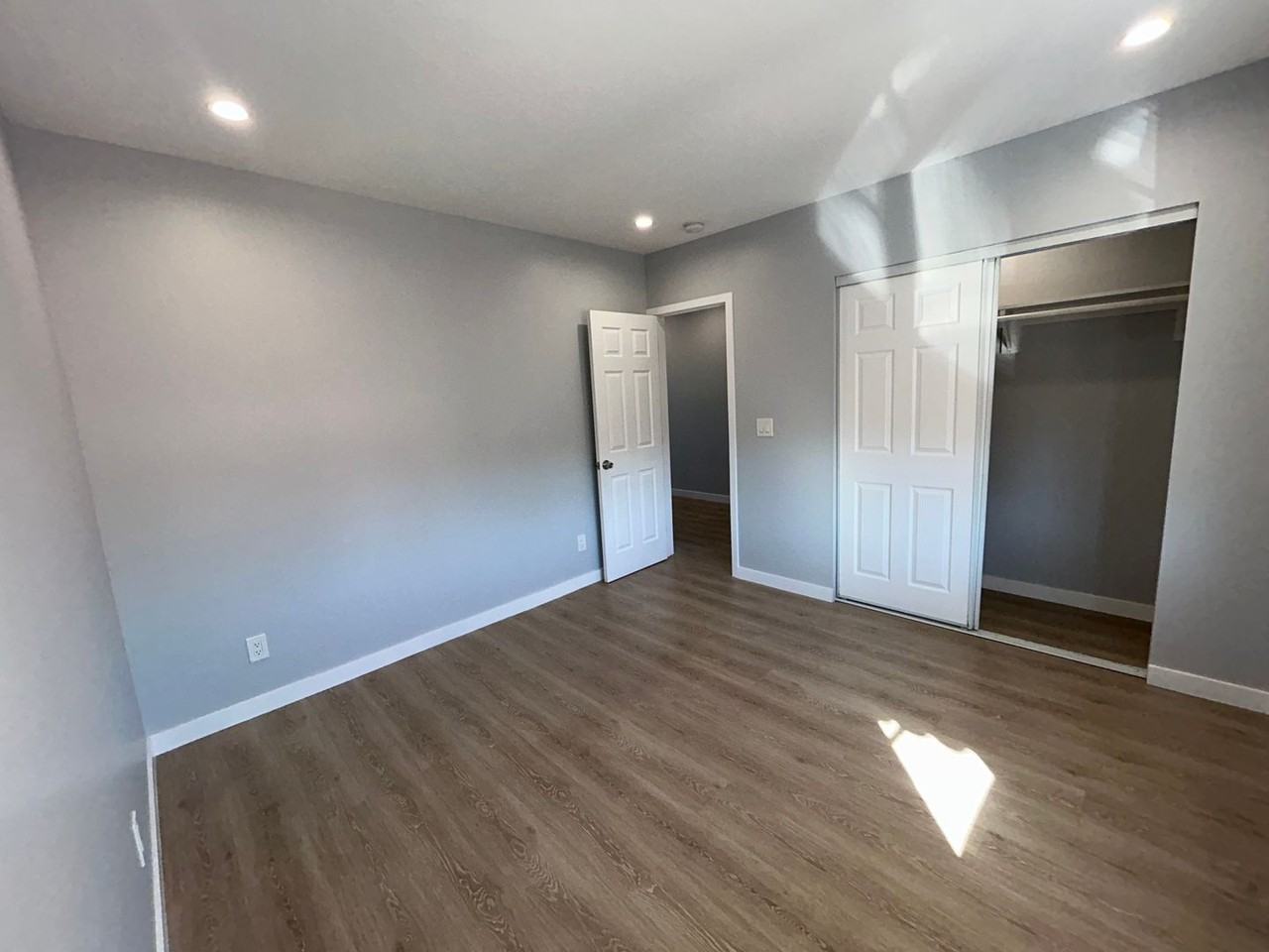 531 1/2 W 56th St - Photo 5 of 9