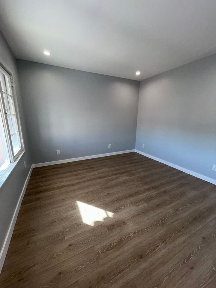 531 1/2 W 56th St - Photo 6 of 9