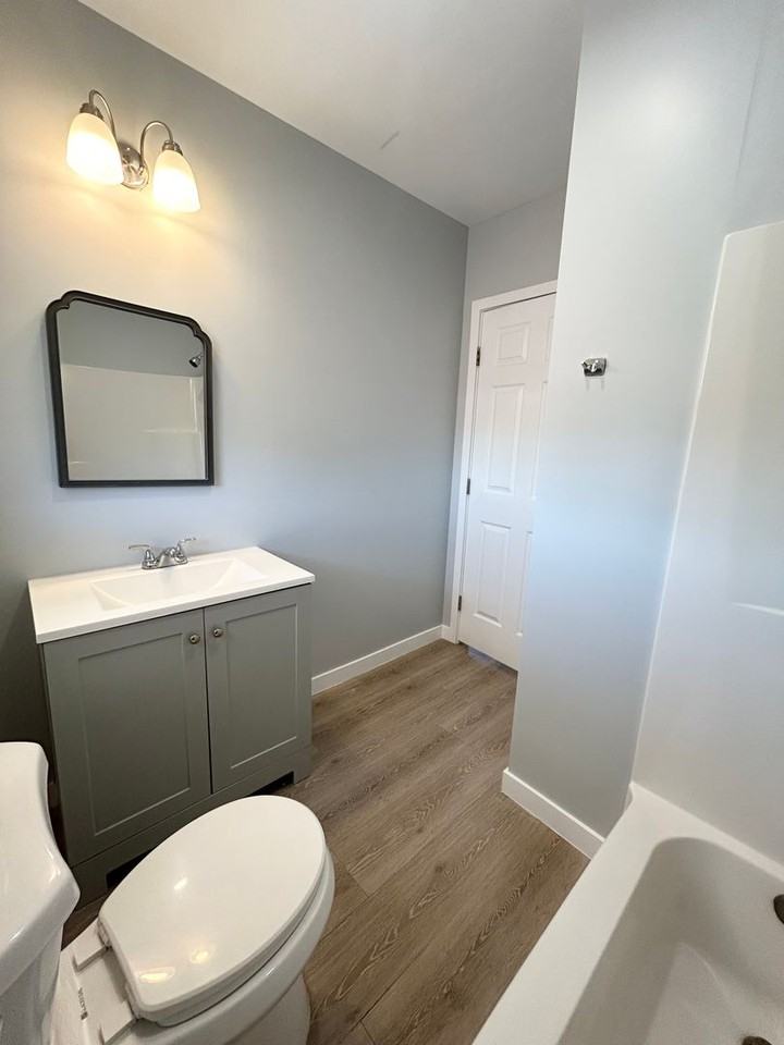 531 1/2 W 56th St - Photo 7 of 9