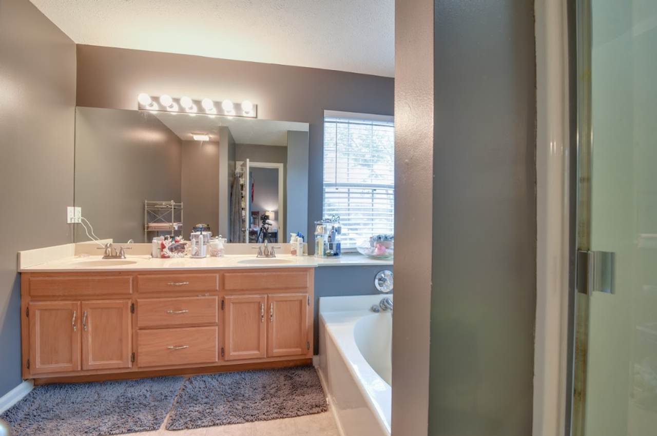 2301 N Cromwell Ct - Photo 3 of 19