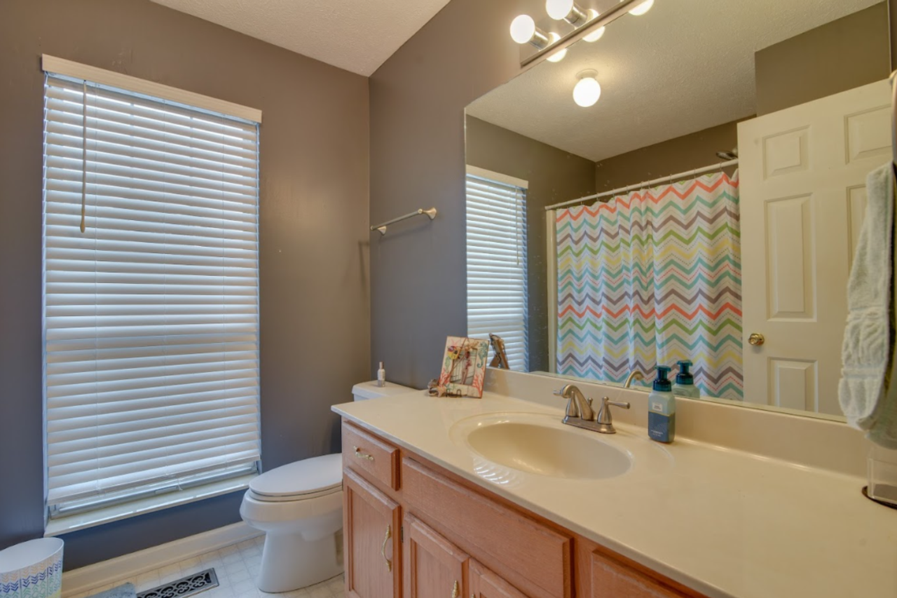 2301 N Cromwell Ct - Photo 5 of 19
