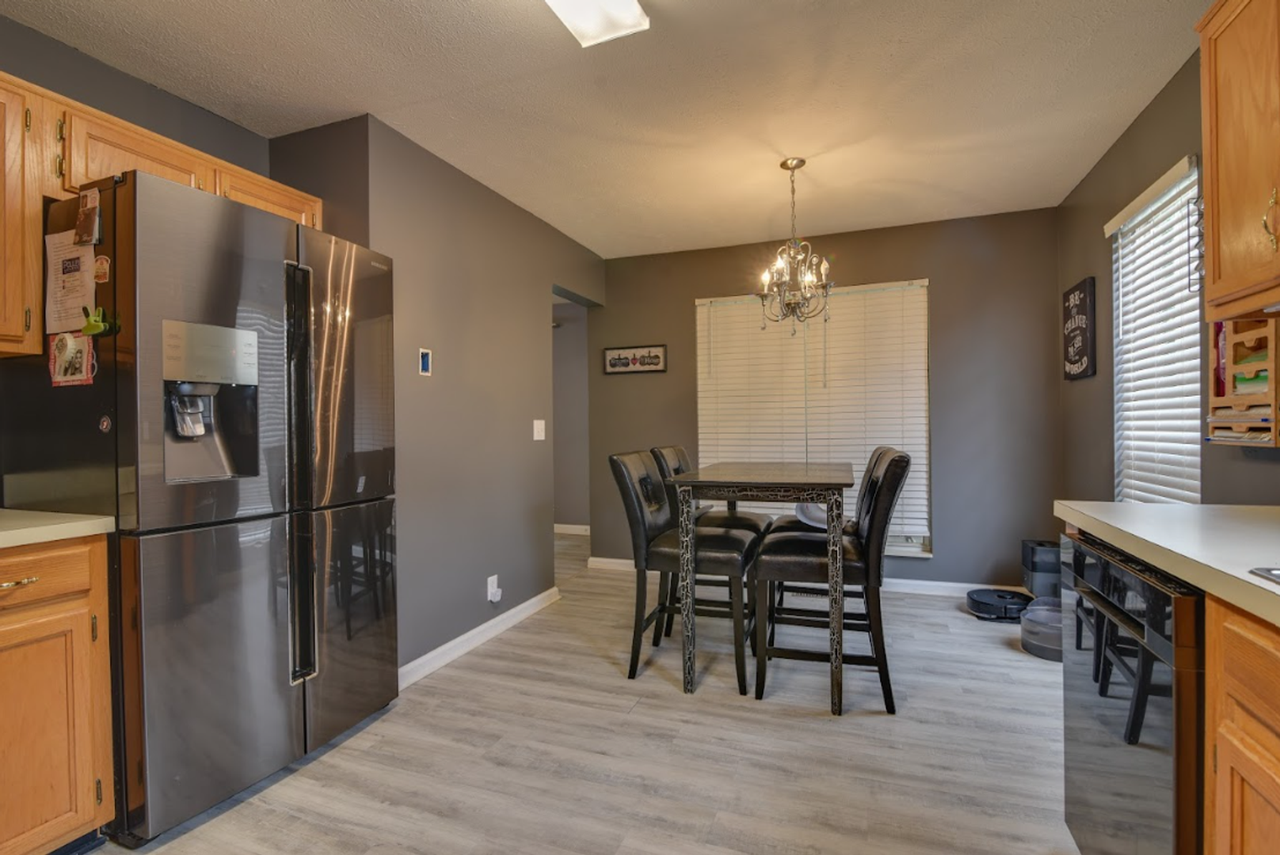 2301 N Cromwell Ct - Photo 2 of 19
