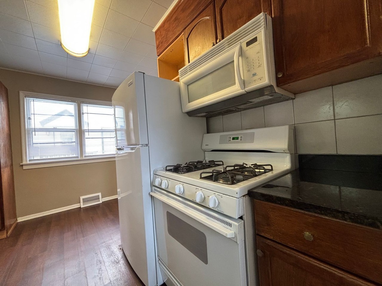 1467 Hazel St N - Photo 4 of 23