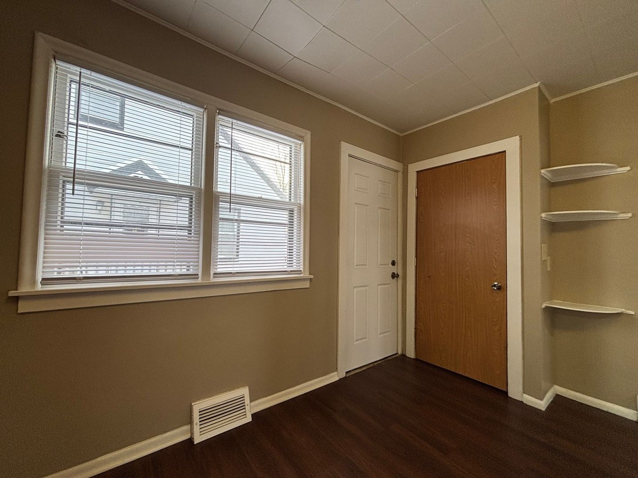1467 Hazel St N - Photo 5 of 23