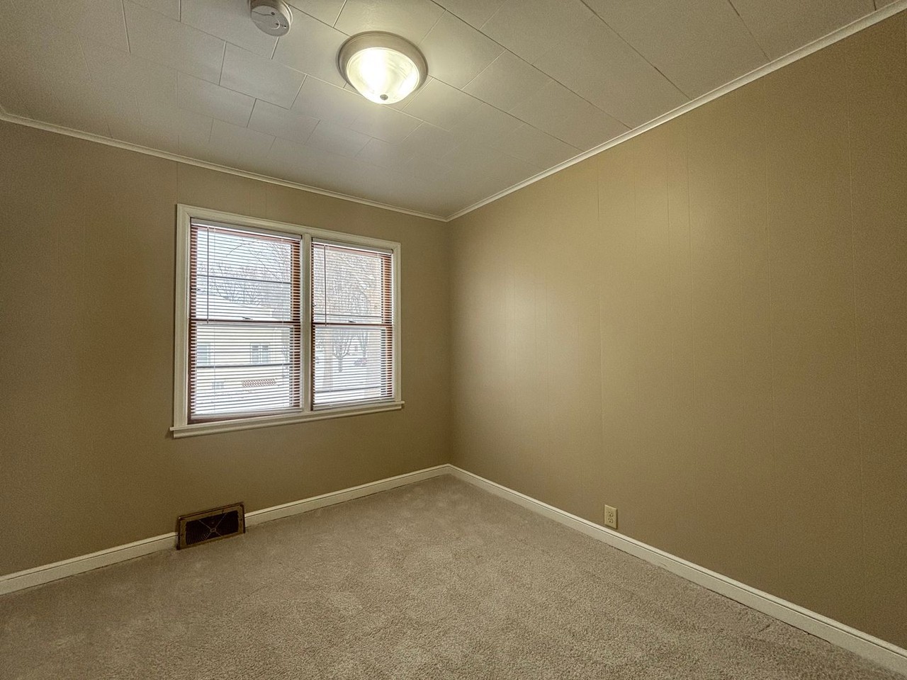 1467 Hazel St N - Photo 7 of 23