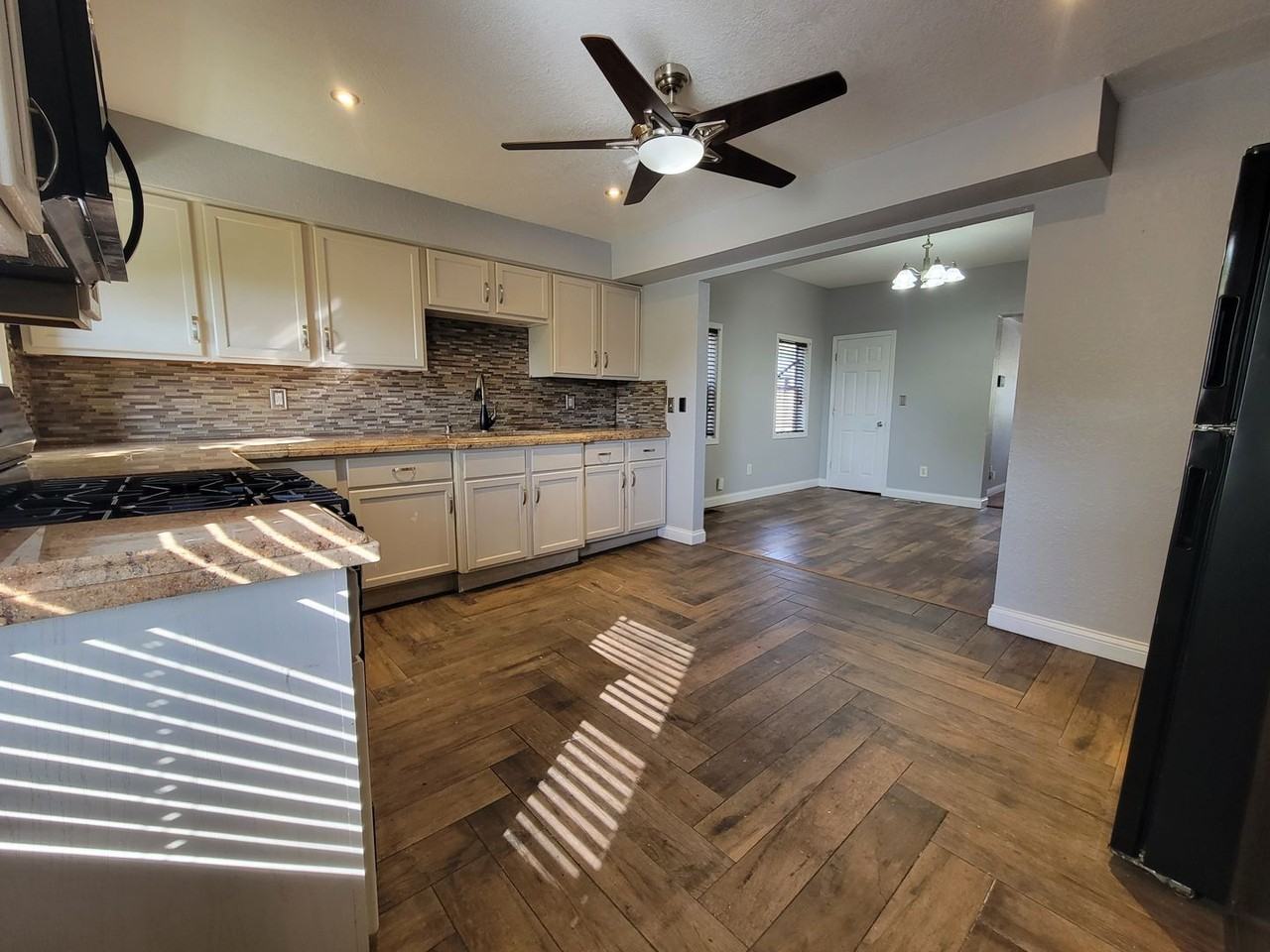 1421 W 4th St - Photo 3 of 25