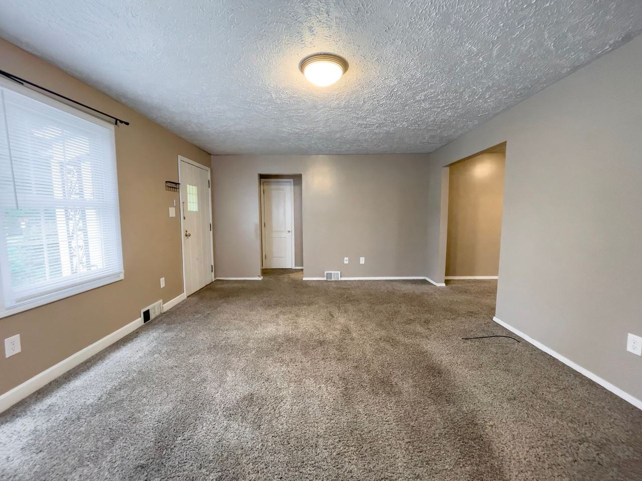 1512 N Woodridge Ave - Photo 5 of 32