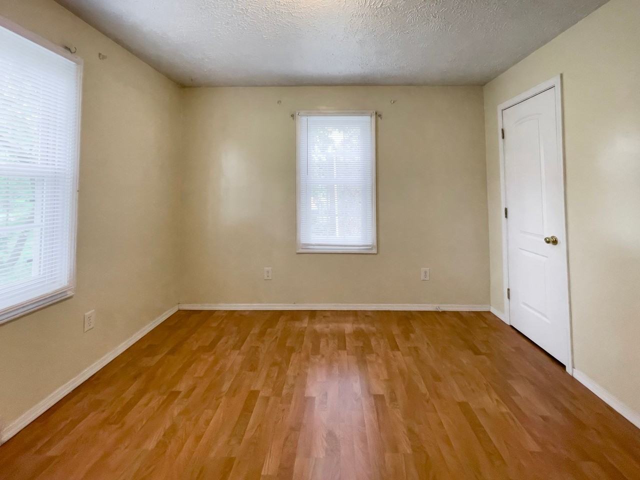 1512 N Woodridge Ave - Photo 7 of 32