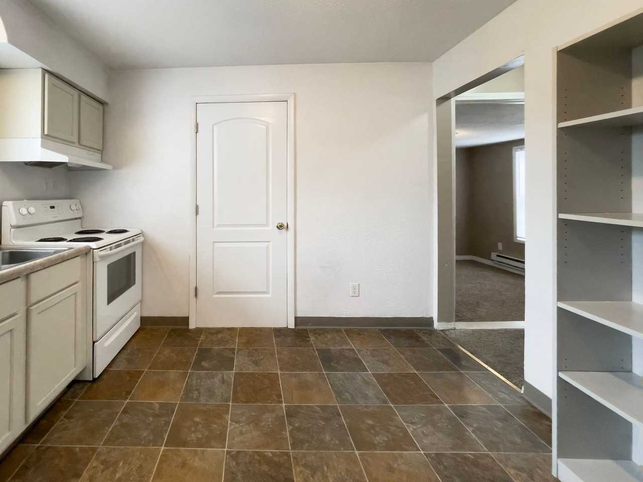 1512 N Woodridge Ave - Photo 2 of 32