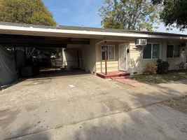 featured image of 515 E 4th St