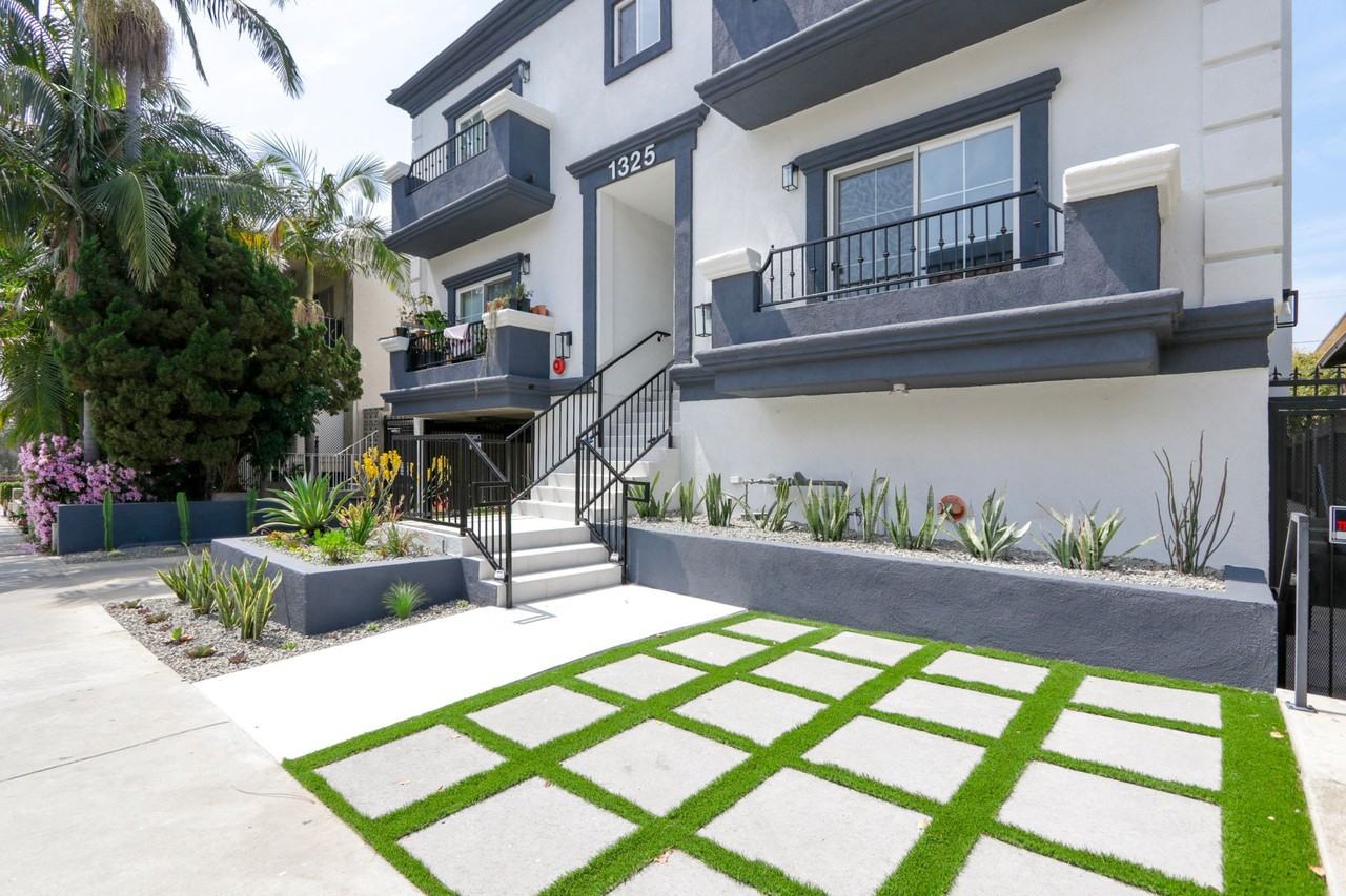 1325 North Poinsettia Pl - Photo 5 of 6