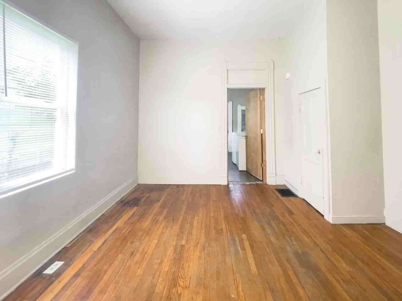 812 W University Ave - Photo 7 of 26