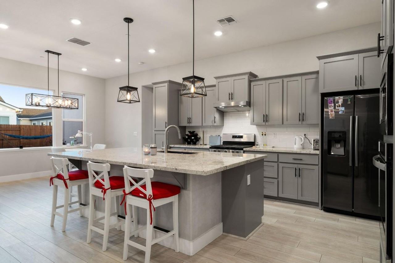 1008 Gunnison Dr - Photo 3 of 19