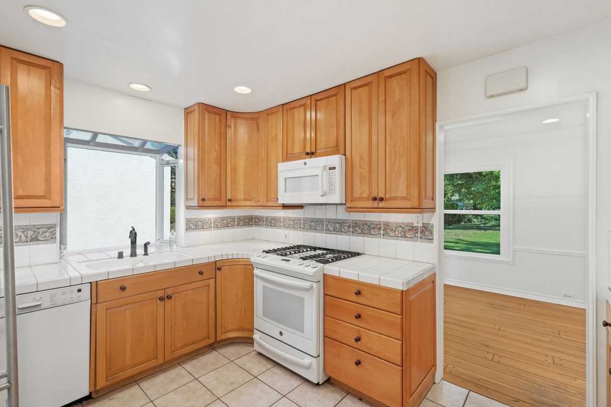 8757 Encino Avenue - Photo 3 of 40