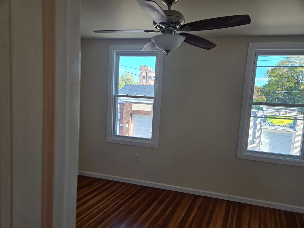 418 Sheridan Ave 2nd Fl - Photo 2 of 9