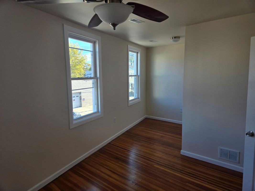 418 Sheridan Ave 2nd Fl - Photo 3 of 9