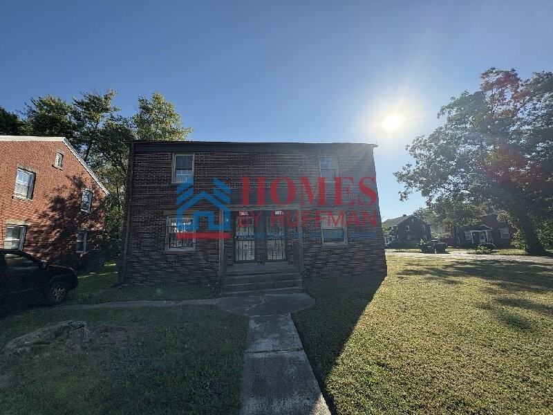 1128 Macarthur Cir - Photo 2 of 15