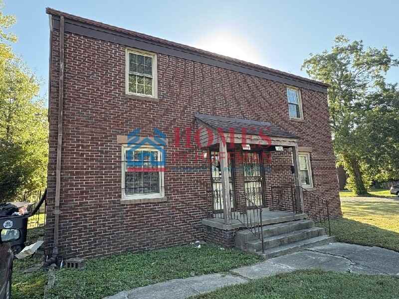 1128 Macarthur Cir - Photo 3 of 15