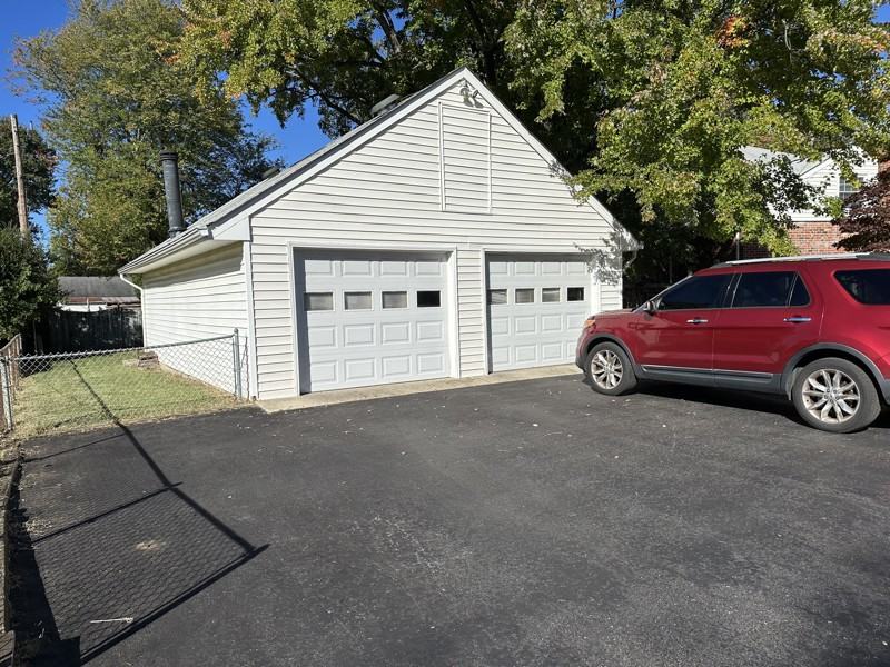 9201 Woodlake Dr - Photo 3 of 19