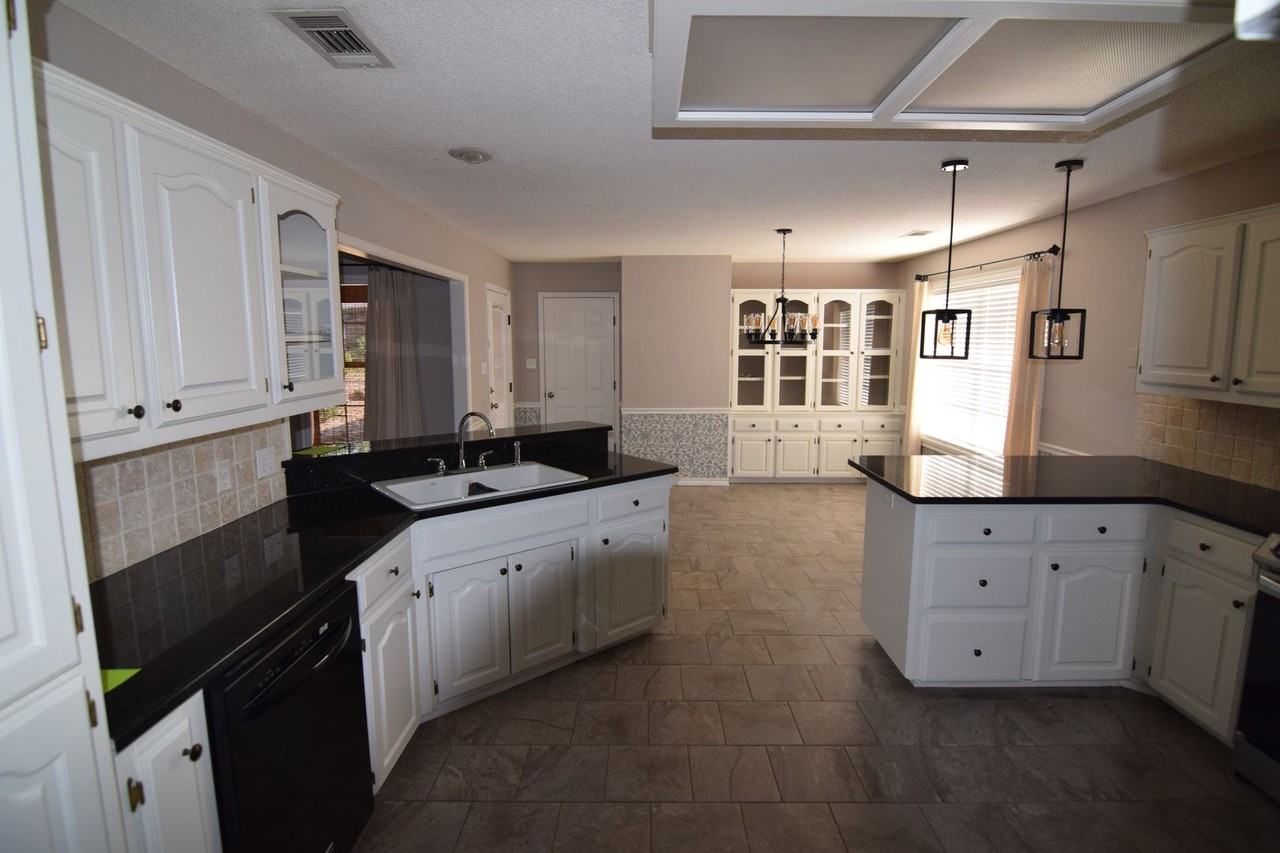 3900 Bristol Ln - Photo 7 of 21