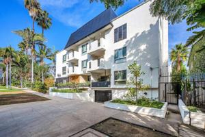 featured image of 1532 N Hayworth Ave #14