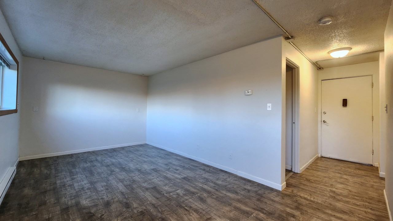 32 10 AVE N - Photo 2 of 9