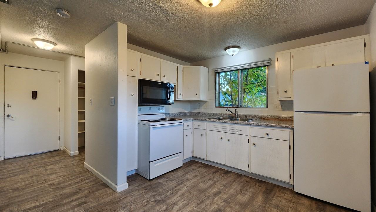 32 10 AVE N - Photo 3 of 9