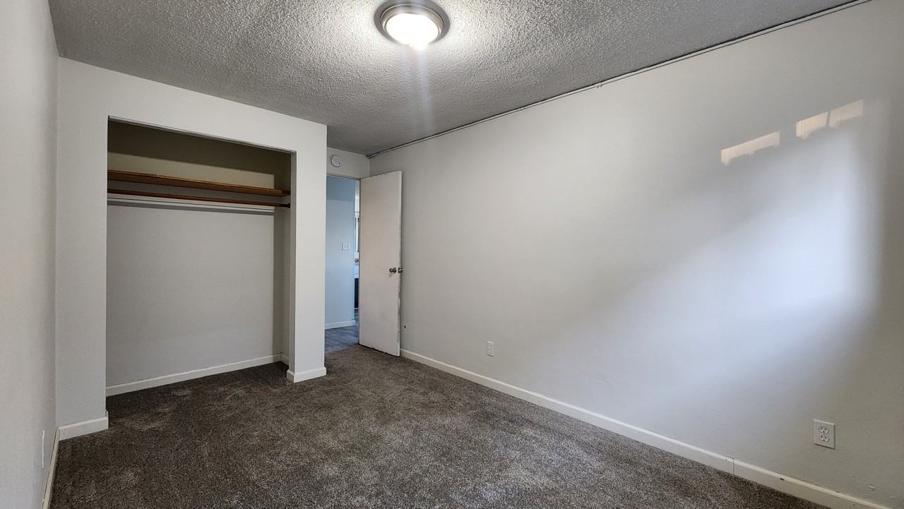 32 10 AVE N - Photo 4 of 9