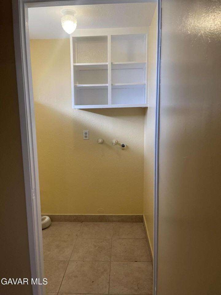 2004 W Oldfield St #B - Photo 3 of 12