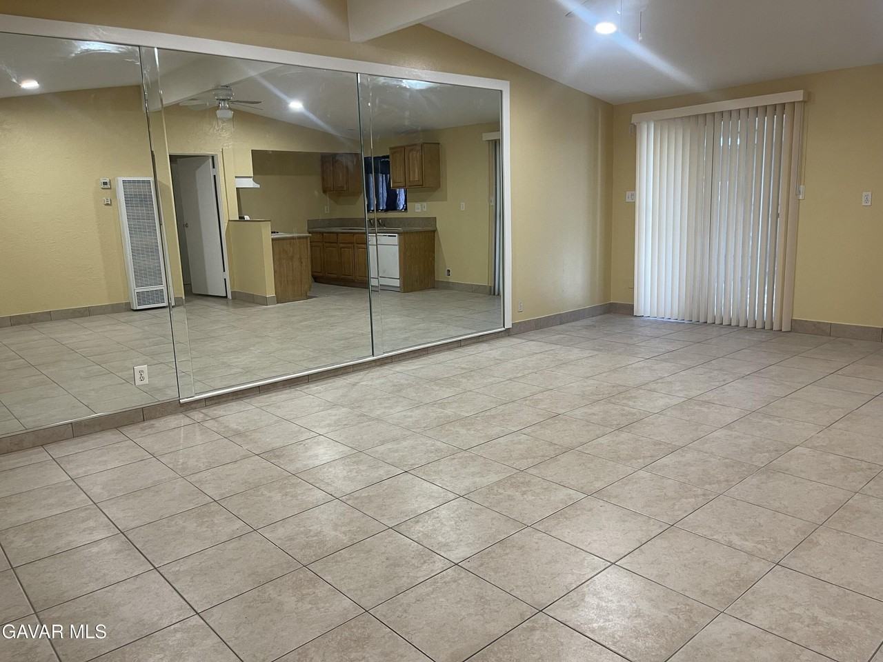 2004 W Oldfield St #B - Photo 4 of 12